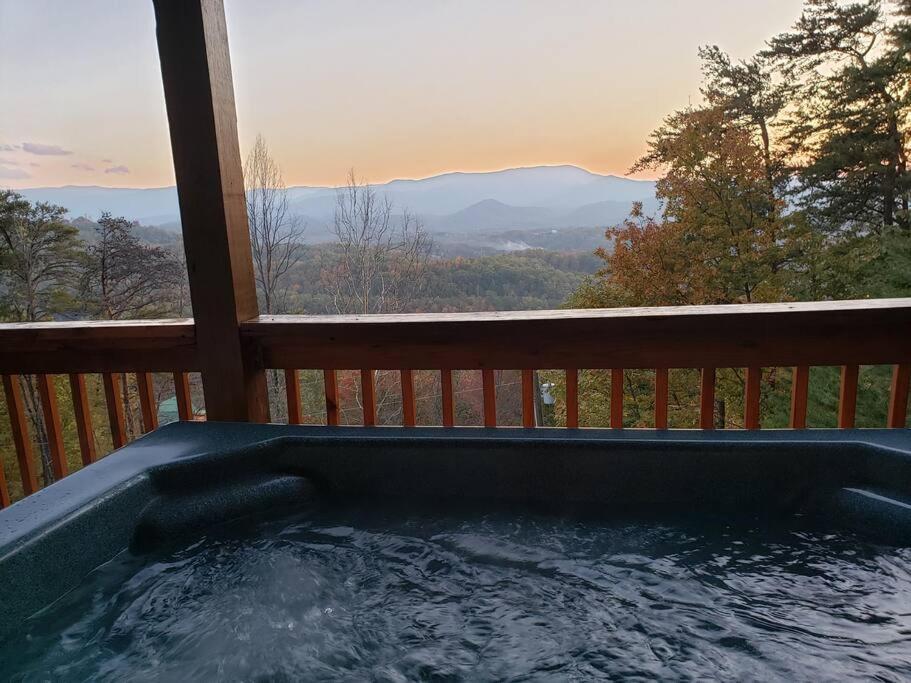 Yogi'S Den: Breathtaking Views! 3 Min To Dollywood, On 1 Acre! Villa Sevierville Ngoại thất bức ảnh